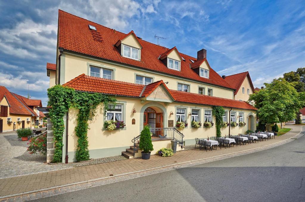 Brauereigasthof Zum Loewenbraeu Adelsdorf Exterior foto